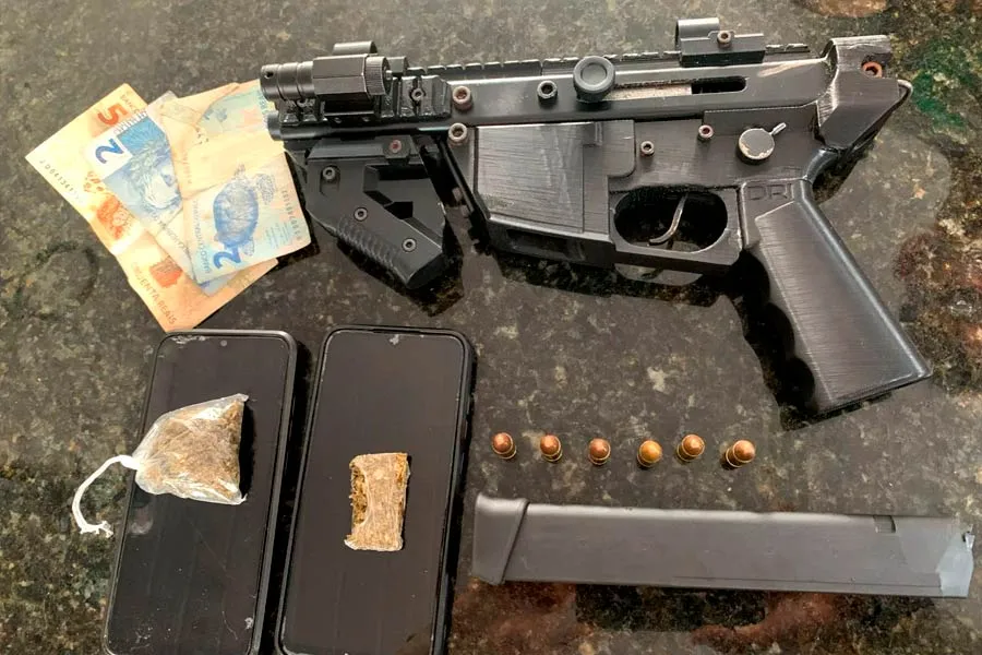 PMBA detém homens com Submetralhadora 9 MM em Itamaraju