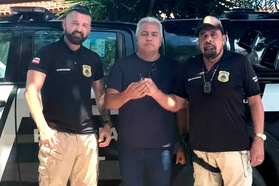 Prefeito Zico de Baiato fortalece a segurança pública com a entrega de nova viatura à Polícia Civil de Alcobaça Prefeito Zico de Baiato fortalece a segurança pública com a entrega de nova viatura à Polícia Civil de Alcobaça
