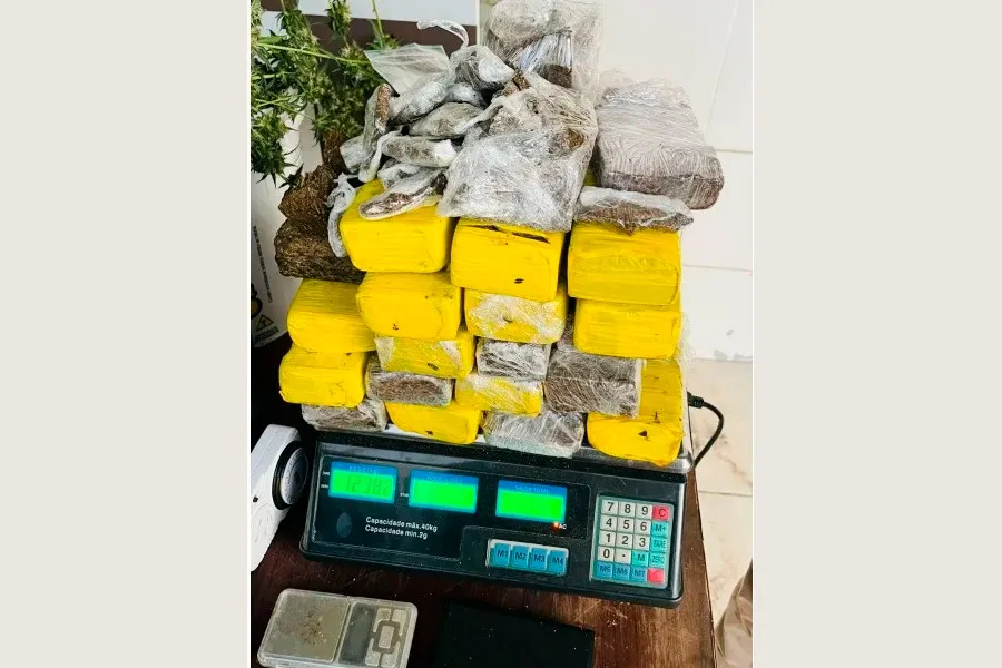 Polícia Civil prende suspeitos envolvidos na apreensão de drogas realizada pela RONDESP em Teixeira de Freitas Polícia Civil prende suspeitos envolvidos na apreensão de drogas realizada pela RONDESP em Teixeira de Freitas
