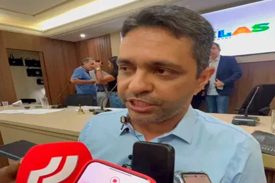Caravelas: prefeito doutor Adauto torra quase R$ 8 milhões em contratos sem licitação