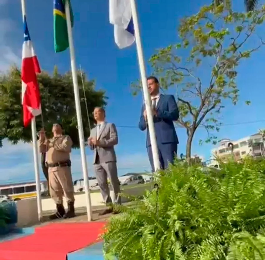 Absurdo! PMTF falta com respeito e não coloca pres. da câmara para hastear bandeira do município Absurdo! PMTF falta com respeito e não coloca pres. da câmara para hastear bandeira do município