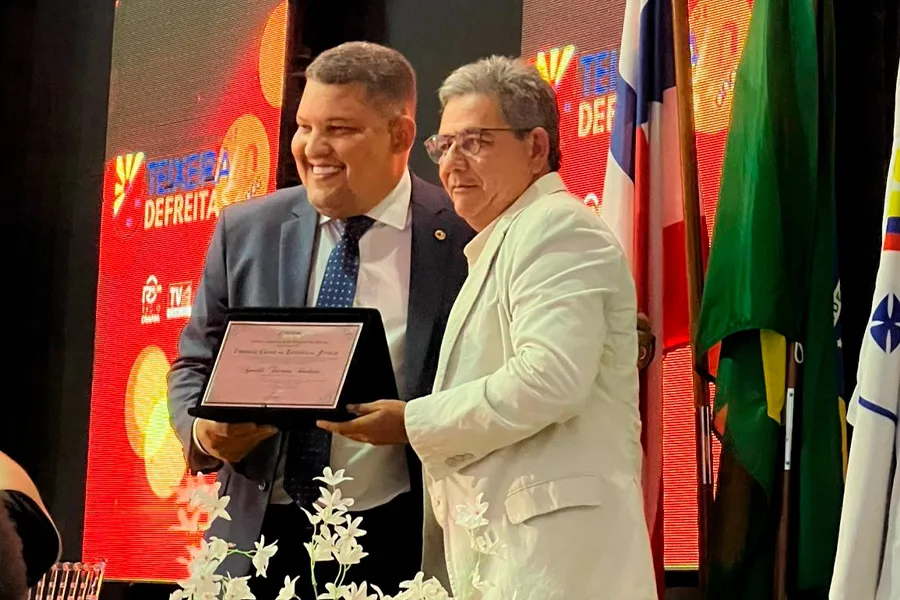 Presidente da Câmara de Vereadores, Jonatas Santos, destaca e premia a corrução em Teixeira de Freitas Presidente da Câmara de Vereadores, Jonatas Santos, destaca e premia a corrução em Teixeira de Freitas