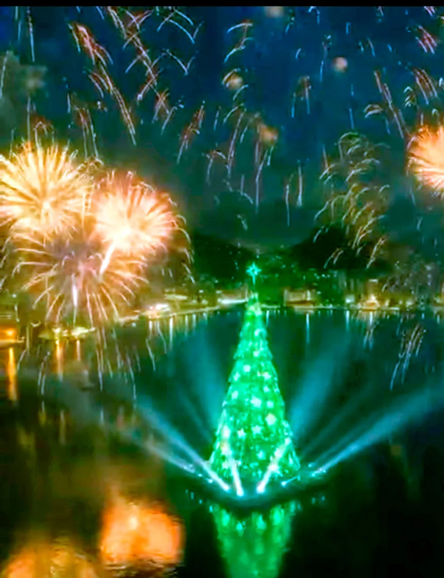 Uma cidade à procura de um feliz Natal e de um ano novo feliz Uma cidade à procura de um feliz Natal e de um ano novo feliz