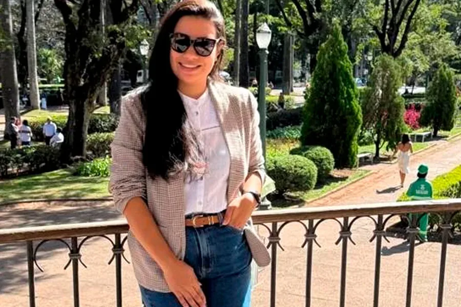 CPI da Saúde: Sloane – a musa da CPI conta a verdade e é alvo de perseguição no novo emprego